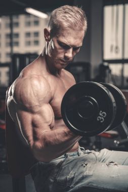 Diyet eğitim kas pompalama yakışıklı güç atletik erkek