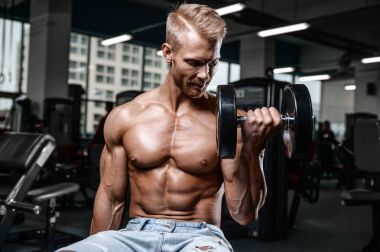 Diyet eğitim kas pompalama yakışıklı güç atletik erkek