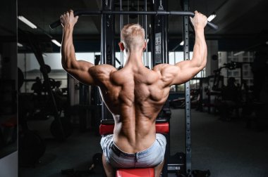 Yakışıklı güç atletik erkek diyet kadar sırt kas pompalama eğitim