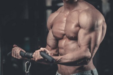 Diyet eğitim kas pompalama yakışıklı güç atletik erkek