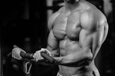 Diyet eğitim kas pompalama yakışıklı güç atletik erkek