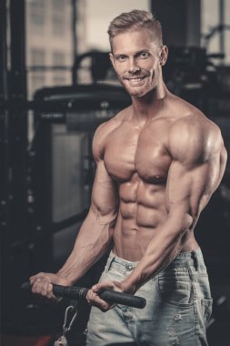 Diyet eğitim kas pompalama yakışıklı güç atletik erkek