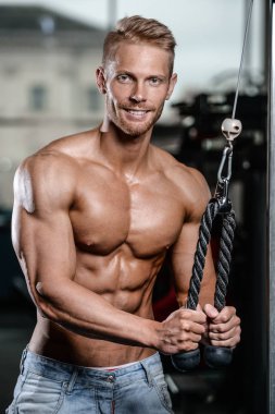 Acımasız beyaz yakışıklı fitness erkekler diyet eğitim triceps g