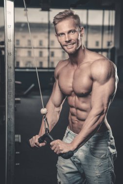 Acımasız beyaz yakışıklı fitness erkekler diyet eğitim triceps g