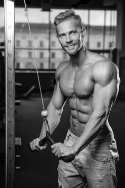 Acımasız beyaz yakışıklı fitness erkekler diyet eğitim triceps g