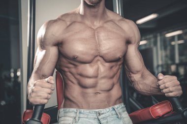 Beyaz seksi fitness modeli ab kadar yakın spor salonu