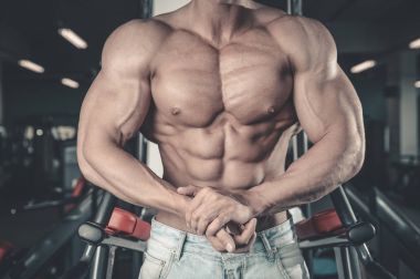Beyaz seksi fitness modeli ab kadar yakın spor salonu
