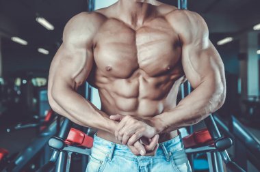 Beyaz seksi fitness modeli ab kadar yakın spor salonu