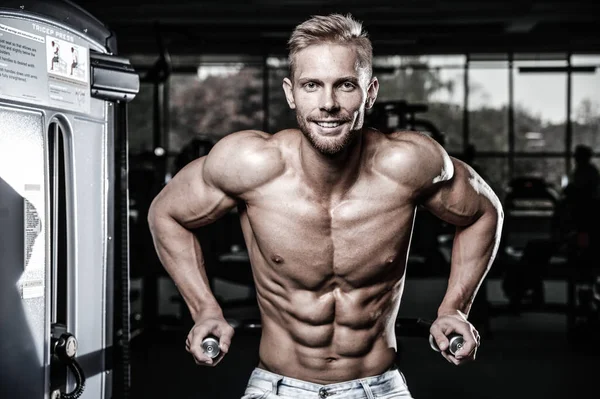 Brutale Kaukasische knappe fitness mannen op dieet opleiding borst pum — Stockfoto