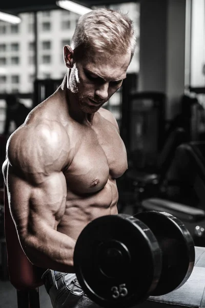 Guapo poder atlético hombre en la dieta de entrenamiento bombeo de los músculos — Foto de Stock