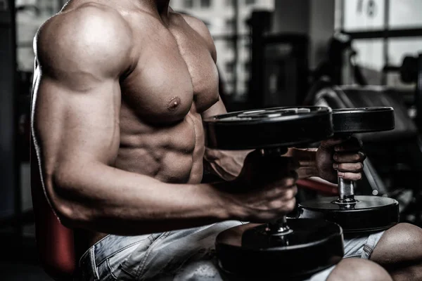 Caucasian sexy fitness male model execute exercise with dumbbell — Stock Photo, Image