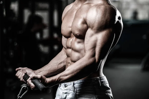 英俊的权力健壮的男人饮食训练肌肉抽 — 图库照片