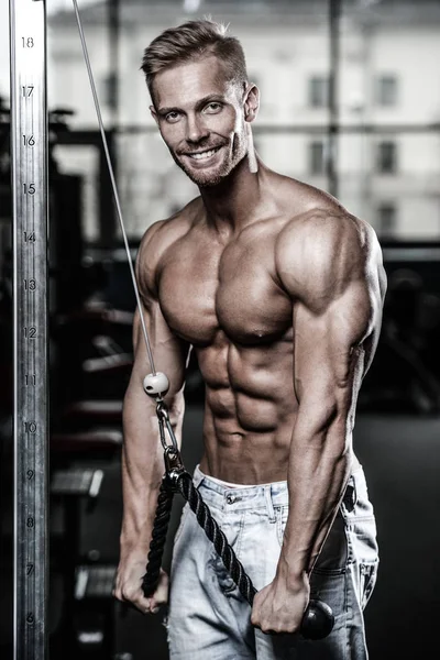 Brutale caucasico bell'uomo fitness sulla dieta allenamento tricipiti g — Foto Stock