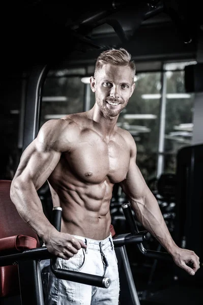 Brutale caucasico bell'uomo fitness sulla dieta allenamento pum petto — Foto Stock