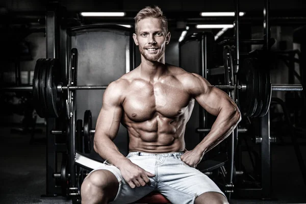 Brutale Kaukasische knappe fitness mannen op dieet opleiding borst pum — Stockfoto