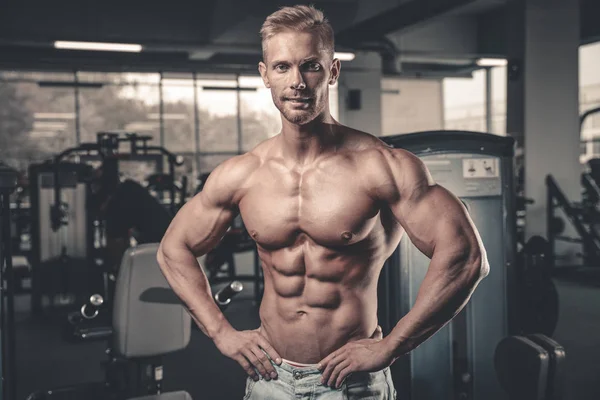 Kaukasisch sexy fitness modell im fitnessstudio close up ab — Stockfoto