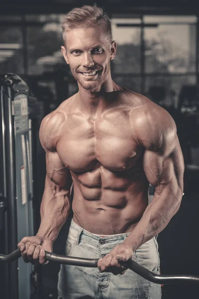 Beyaz seksi fitness modeli ab kadar yakın spor salonu