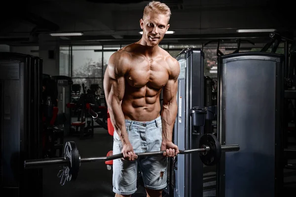 Przystojny moc lekkoatletycznego mężczyzna na trening dieta pompowania mięśni — Zdjęcie stockowe