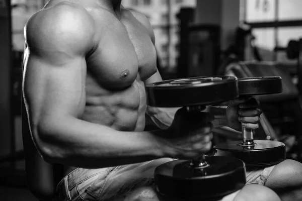Όμορφος δύναμη Αθλητικός άνδρας στην διατροφή εκπαίδευση άντληση τους μυς — Φωτογραφία Αρχείου