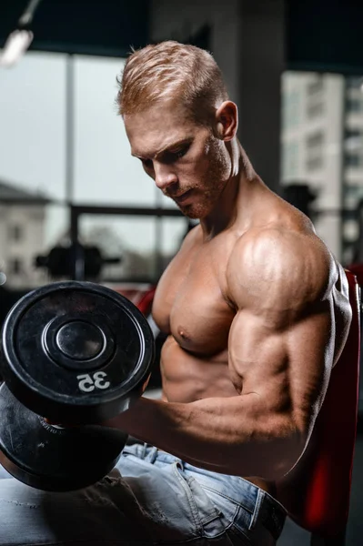 Stilig power atletisk man på diet utbildning pumpa upp muskler — Stockfoto