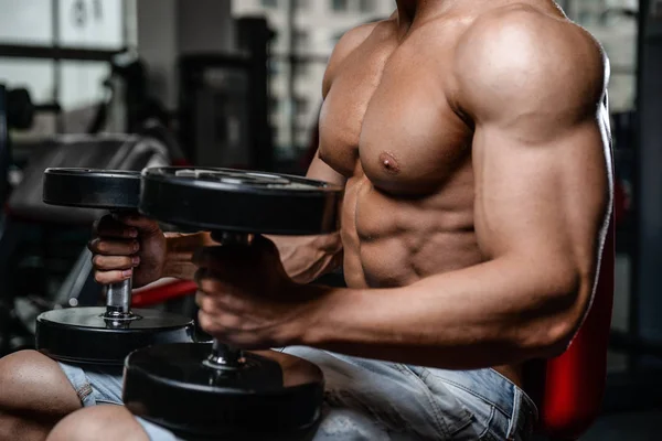 Bonito homem atlético poder no treinamento de dieta bombeando os músculos — Fotografia de Stock