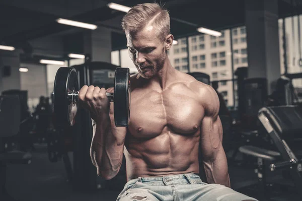 Guapo poder atlético hombre en la dieta de entrenamiento bombeo de los músculos — Foto de Stock