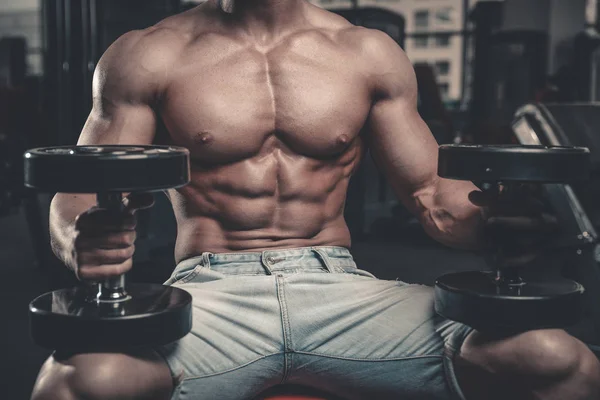 Kaukasische sexy fitness mannelijk model uitvoeren oefening met halter — Stockfoto