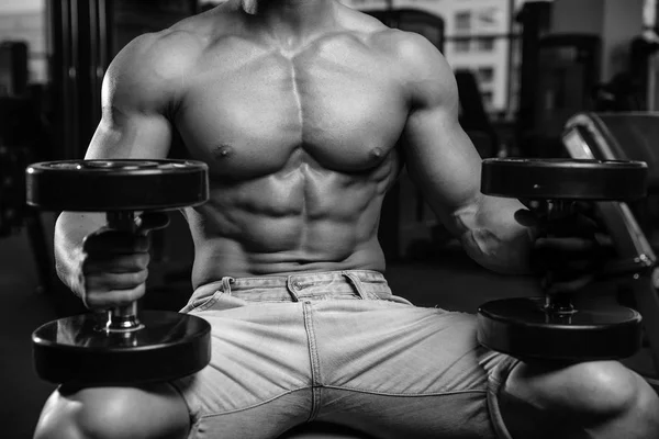 Caucásico sexy fitness modelo masculino ejecutar ejercicio con mancuerna —  Fotos de Stock