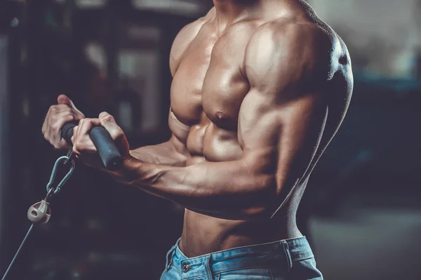 Bonito homem atlético poder no treinamento de dieta bombeando os músculos — Fotografia de Stock