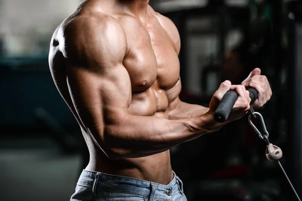 Guapo poder atlético hombre en la dieta de entrenamiento bombeo de los músculos —  Fotos de Stock