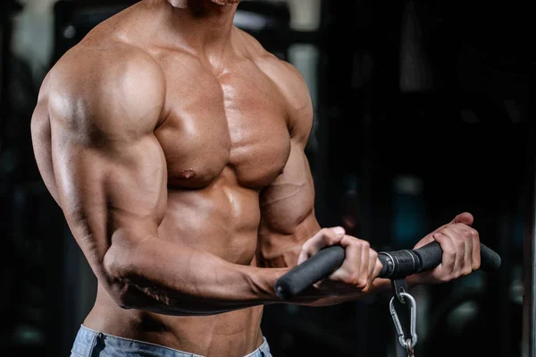 英俊的权力健壮的男人饮食训练肌肉抽 — 图库照片
