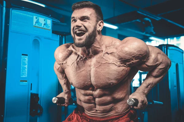 Brutální kavkazské hezký fitness mužů na stravu trénink hrudníku pum — Stock fotografie