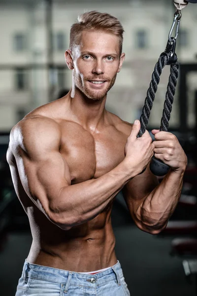 ダイエット トレーニング上腕三頭筋 g で残忍な白人ハンサムなフィットネスの男性 — ストック写真