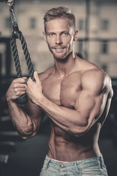 Brutale caucasico bell'uomo fitness sulla dieta allenamento tricipiti g — Foto Stock