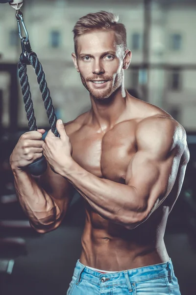 Brutal caucásico guapo fitness hombres en dieta entrenamiento tríceps g — Foto de Stock