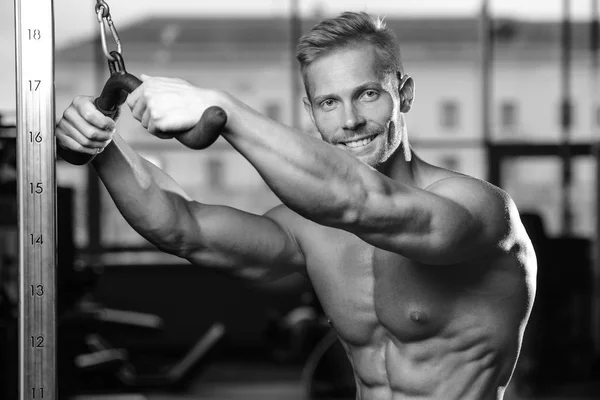 Brutale Kaukasische knappe fitness mannen op dieet opleiding triceps g — Stockfoto