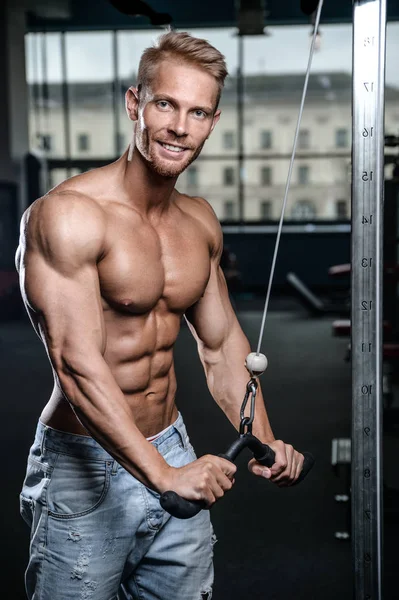 Brutal caucasian handsome fitness men on diet training triceps g — Stock Photo, Image