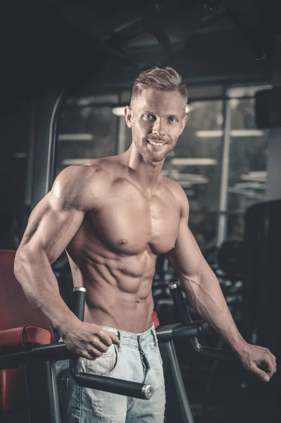 Caucasian sexy fitness model in gym close up ab — Stock Photo, Image