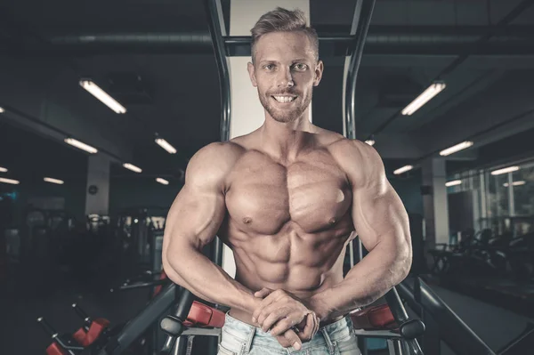 Kaukasisch sexy fitness modell im fitnessstudio close up ab — Stockfoto