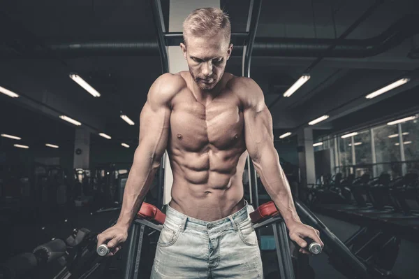 Brutale kaukasische gut aussehende Fitness-Männer auf Diät-Training Brust pum — Stockfoto