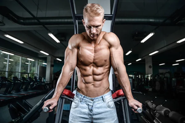 Brutalne fitness przystojny kaukaski mężczyzn na diety treningu klatki piersiowej pum — Zdjęcie stockowe