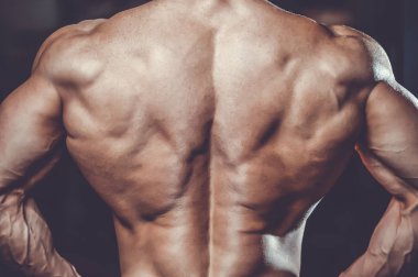 Yakışıklı güç atletik erkek diyet kadar sırt kas pompalama eğitim