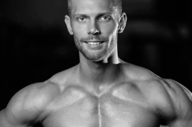 Spor salonu zemin üzerine yakışıklı bir adam portresi