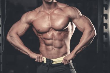 Beyaz seksi fitness modeli ab kadar yakın spor salonu