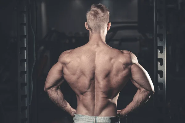 Dieta lekkoatletycznego mężczyzna przystojny moc szkolenia pompowania mięśni grzbietu — Zdjęcie stockowe