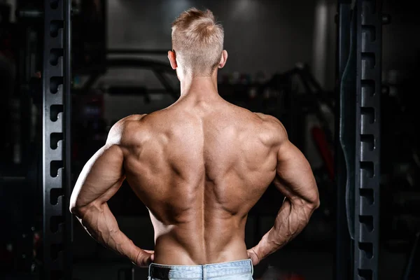 Guapo poder atlético hombre dieta entrenamiento bombeo hasta la espalda músculo — Foto de Stock