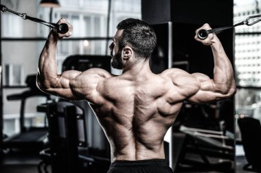 Yakışıklı güç atletik erkek diyet kadar sırt kas pompalama eğitim