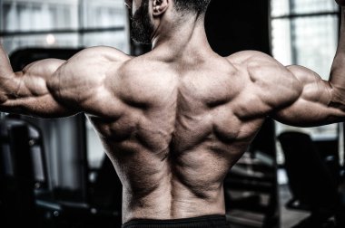 Yakışıklı güç atletik erkek diyet kadar sırt kas pompalama eğitim