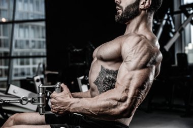 Yakışıklı güç atletik erkek diyet kadar sırt kas pompalama eğitim