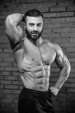Beyaz seksi fitness modeli ab kadar yakın spor salonu